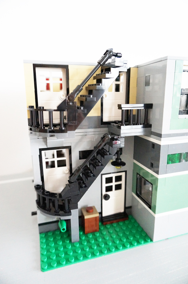 10255LEGOにぎやかな街角 Assembly Square