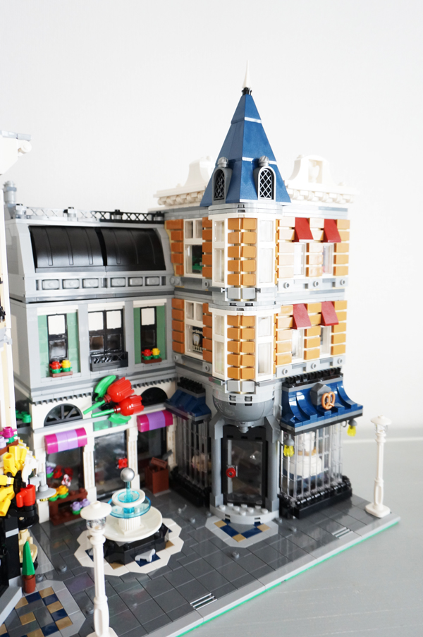 10255LEGOにぎやかな街角 Assembly Square 完成レビュー - レゴがすき