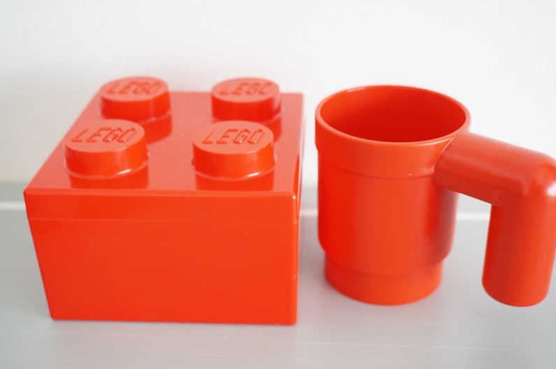 レゴのプラスチックマグカップ。ミニフィグ用と同じでかわいいよ。